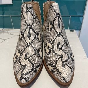 Snakeskin booties - CL by Laundry - size 10/41